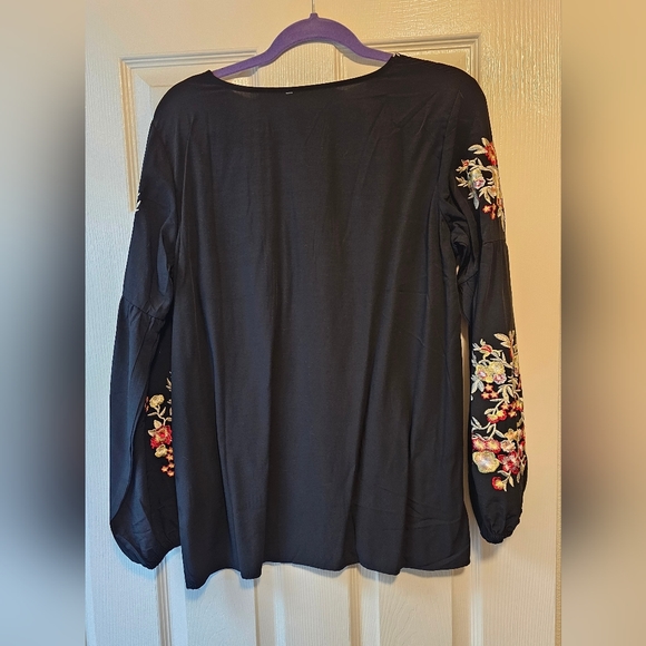 Casual Boho Embroidered Pattern Pleated Blouse NWT - Picture 3 of 8